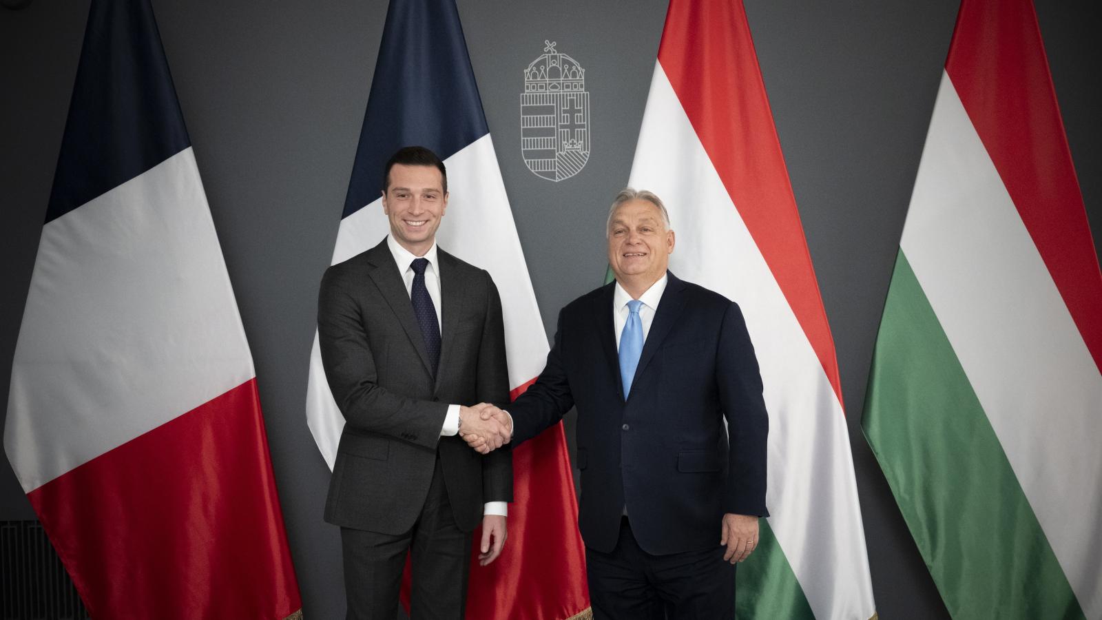 Orbán Viktor miniszterelnök és Jordan Bardella, a Patrióták Európáért európai parlamenti képviselőcsoportja és a francia Nemzeti Tömörülés elnöke a Karmelita kolostorban