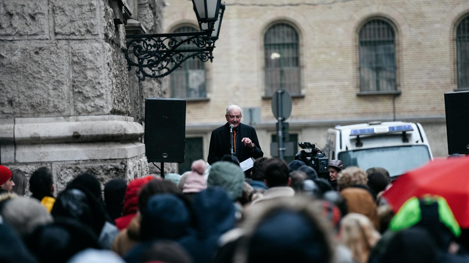 A demonstráción felszólalt Bárándy Péter korábbi igazságügyi miniszter is 