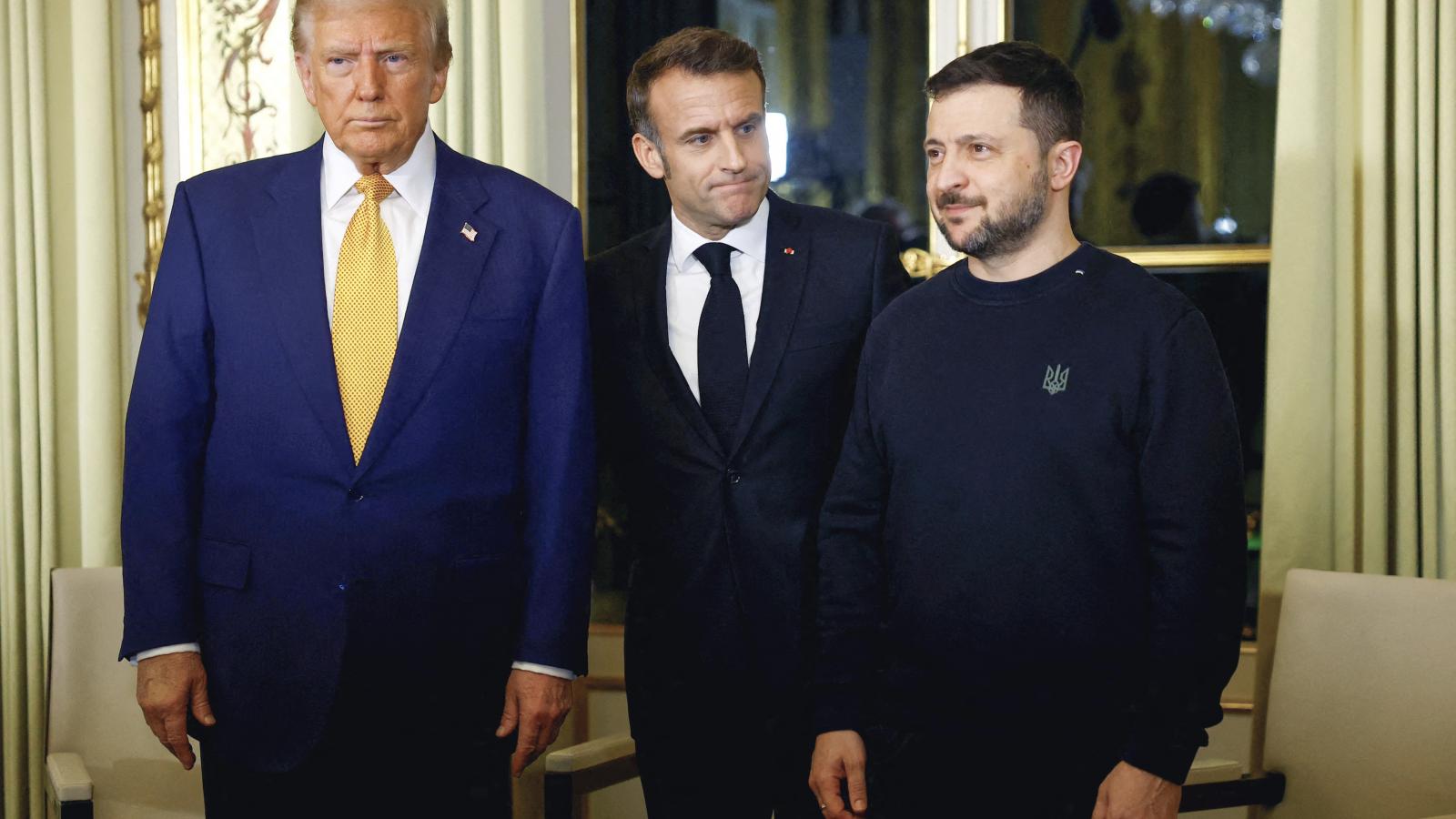 Trump, Macron és Zelenszkij párizsi találkozója. Nem maradt észrevétlen a leendő amerikai elnök üzenete, aki ukrán nemzeti színekbe öltözött