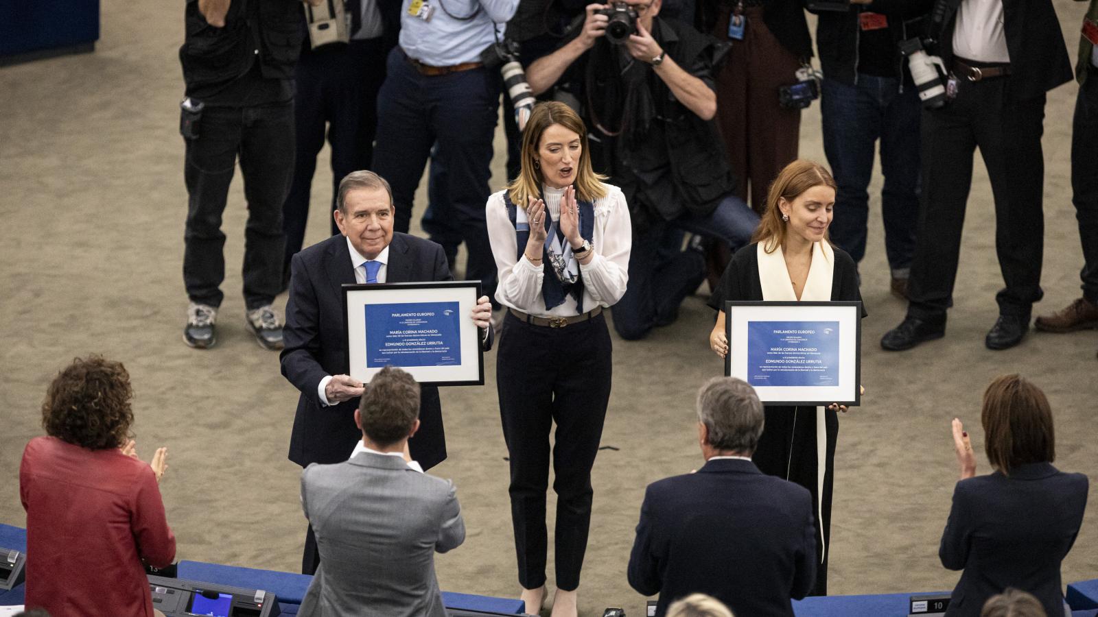 Roberta Metsola (középen), Edmundo Gonzalez Urrutia és María Corina Machado lánya, aki anyja nevében átvette a kitüntetést