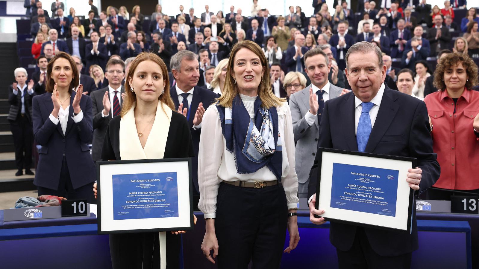 María Corina Machado, Roberta Metsola és Edmundo González Urrutia a díjátadón