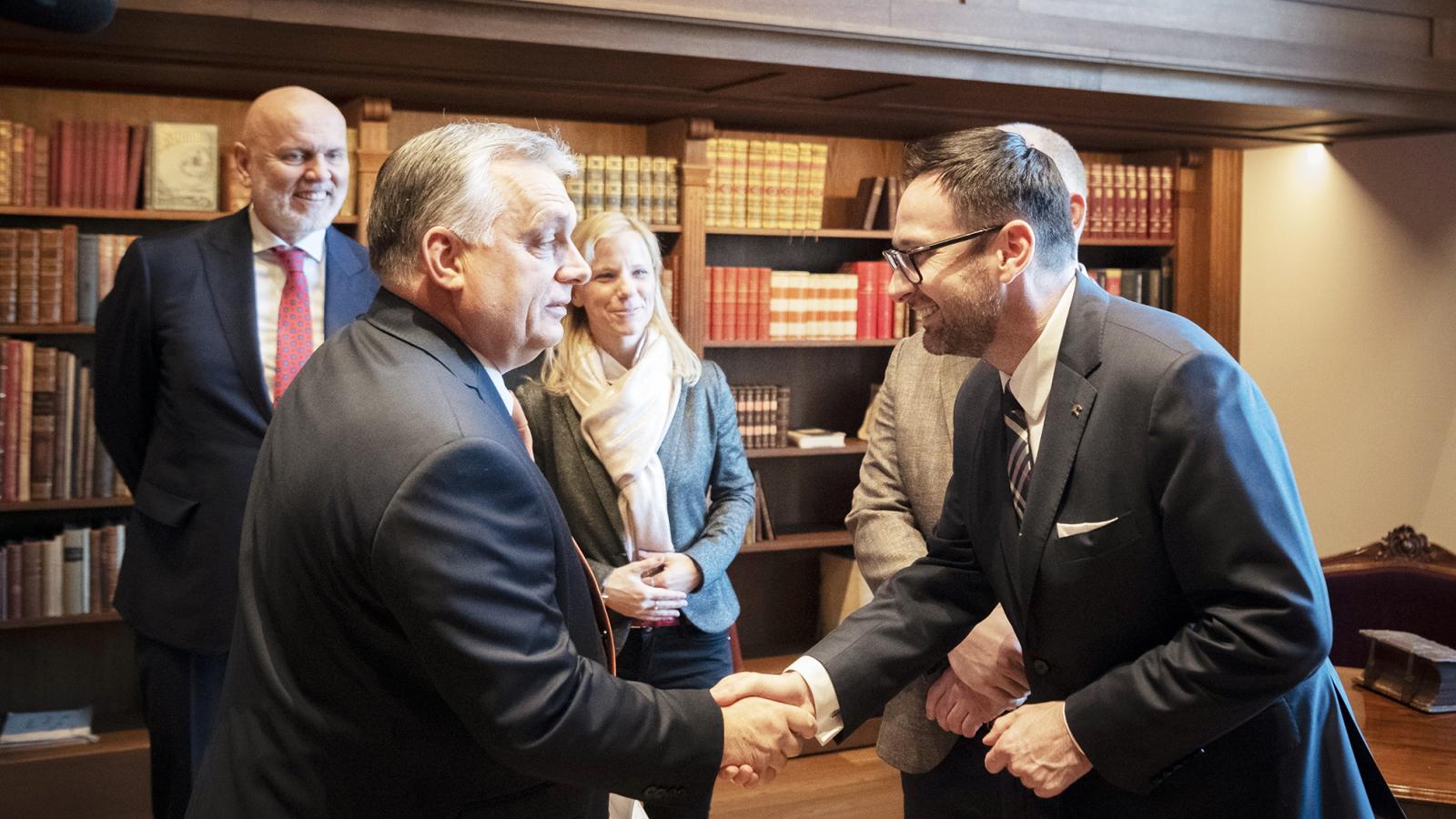 Daniel Obajteknek igen jó magyar kormánykapcsolatai vannak, egészen a miniszterelnökig és Világi Oszkárig, a Mol igazgatótanácsi tagjáig nyúlnak