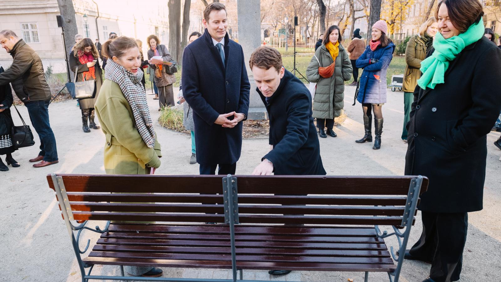 Sophie Sellier attasé, Zsigmond Gábor főigazgató és Matthieu Berton igazgató a padavatást követően