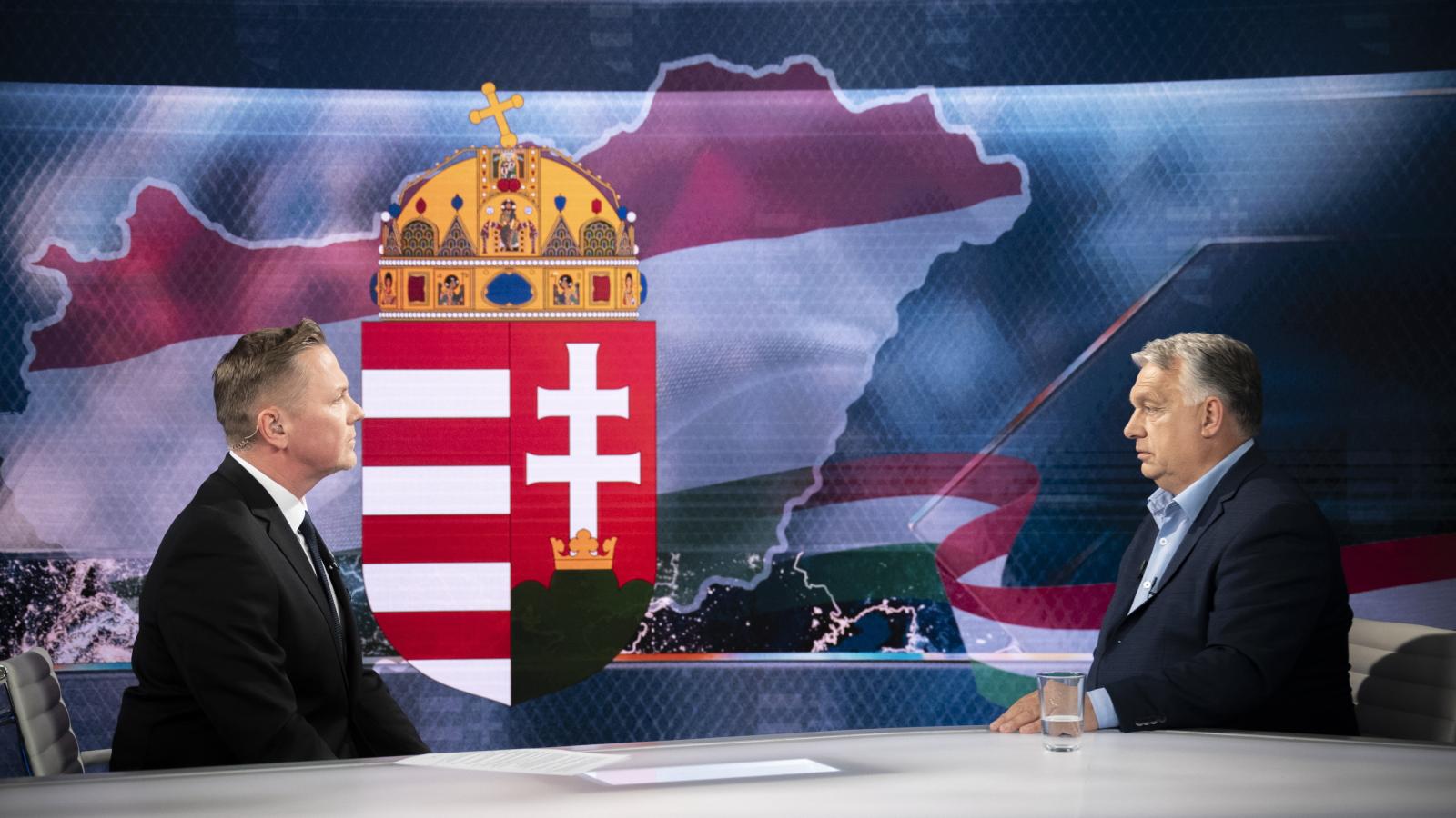 Orbán Viktor miniszterelnök interjút ad a TV2 Tények című műsorának Budapesten 2024. június 7-én. Balról Gönczi Gábor műsorvezetõ. 