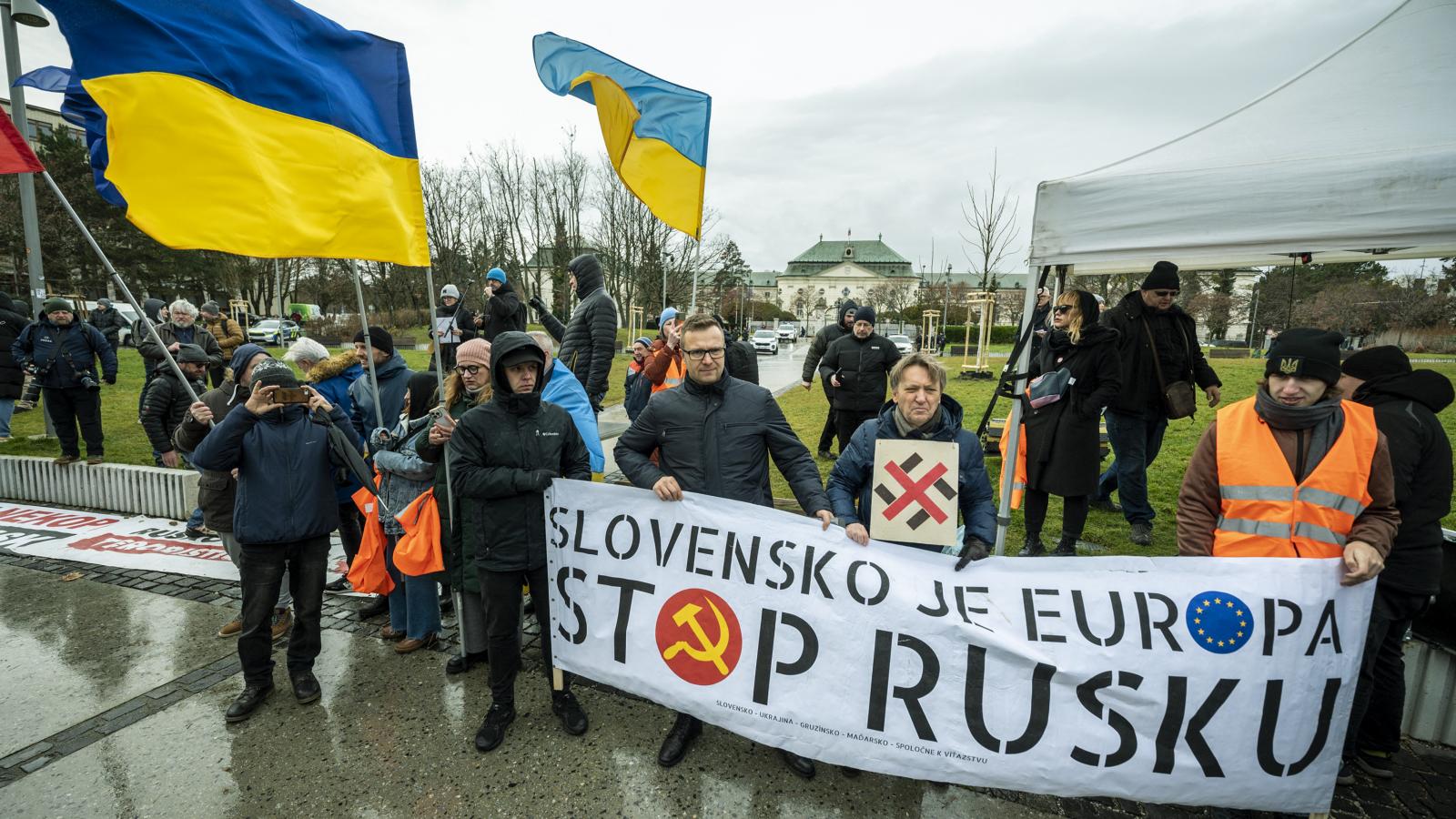 Pozsonyi tüntetés a Putyinnal üzletelő Fico ellen 