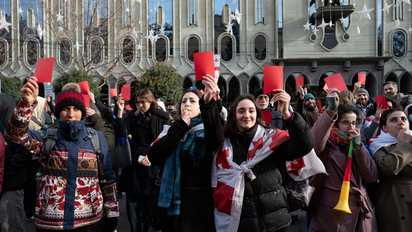 Tüntetők december 28-án a tbiliszi parlament épülete előtt