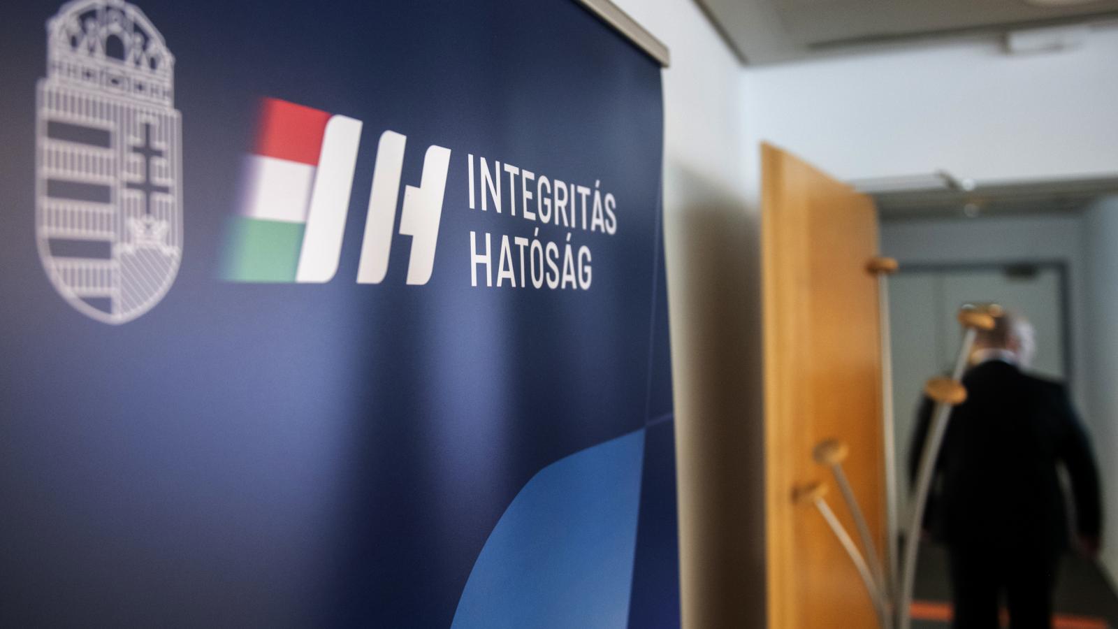 A Fidesz-kormány inkább elszigeteli a hatóságot