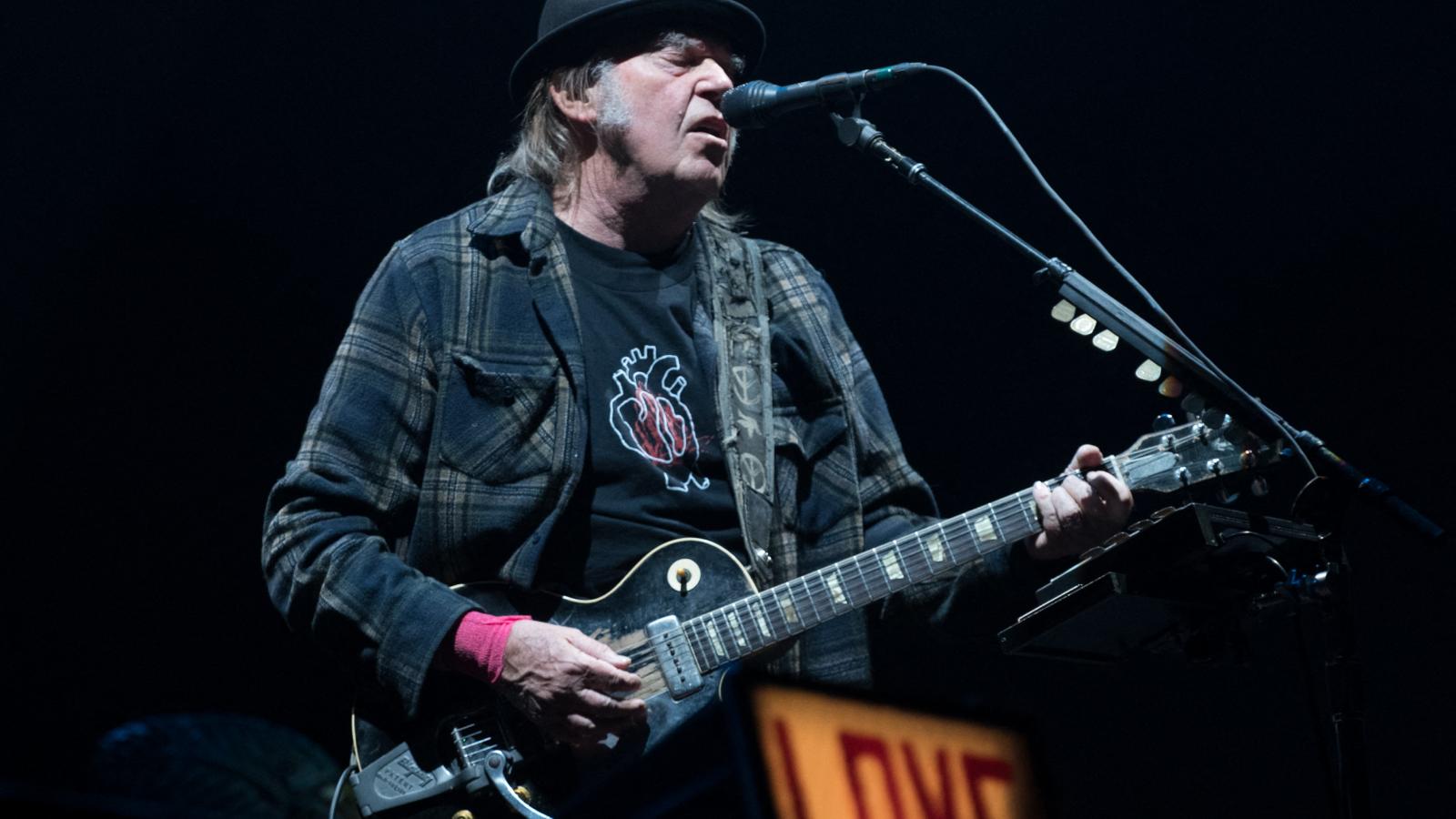 A dalszerző-énekes Neil Young hisz az élő show varázsában