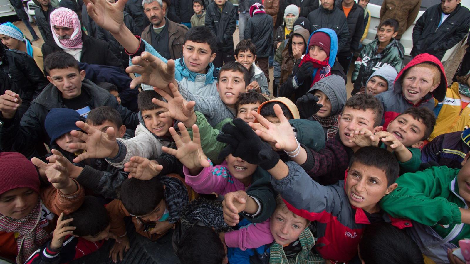 Jazidi menekültek egy iraki táborban humanitárius segélyosztás közben FOTÓ: EUROPRESS/GETTY IMAGES/MATT CARDY