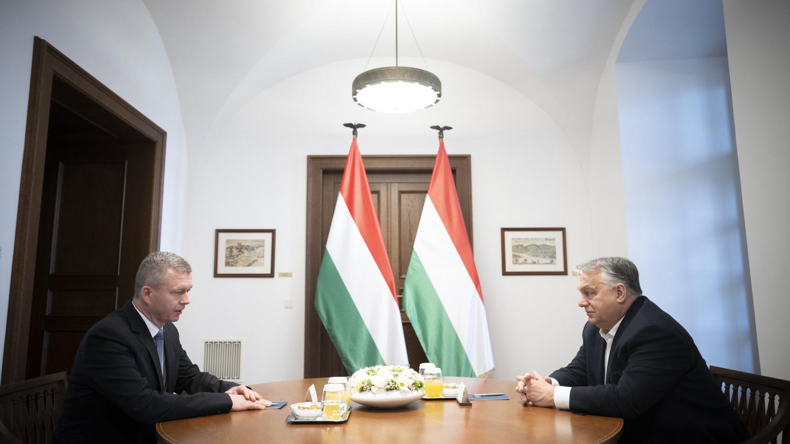 Orbán Viktor kormányfő és Forró Krisztián, a felvidéki magyar párt, a Magyar Szövetség elnöke, köztárságielnök-jelöltje tárgyal a Karmelita kolostorban 2024. március 18-án. 