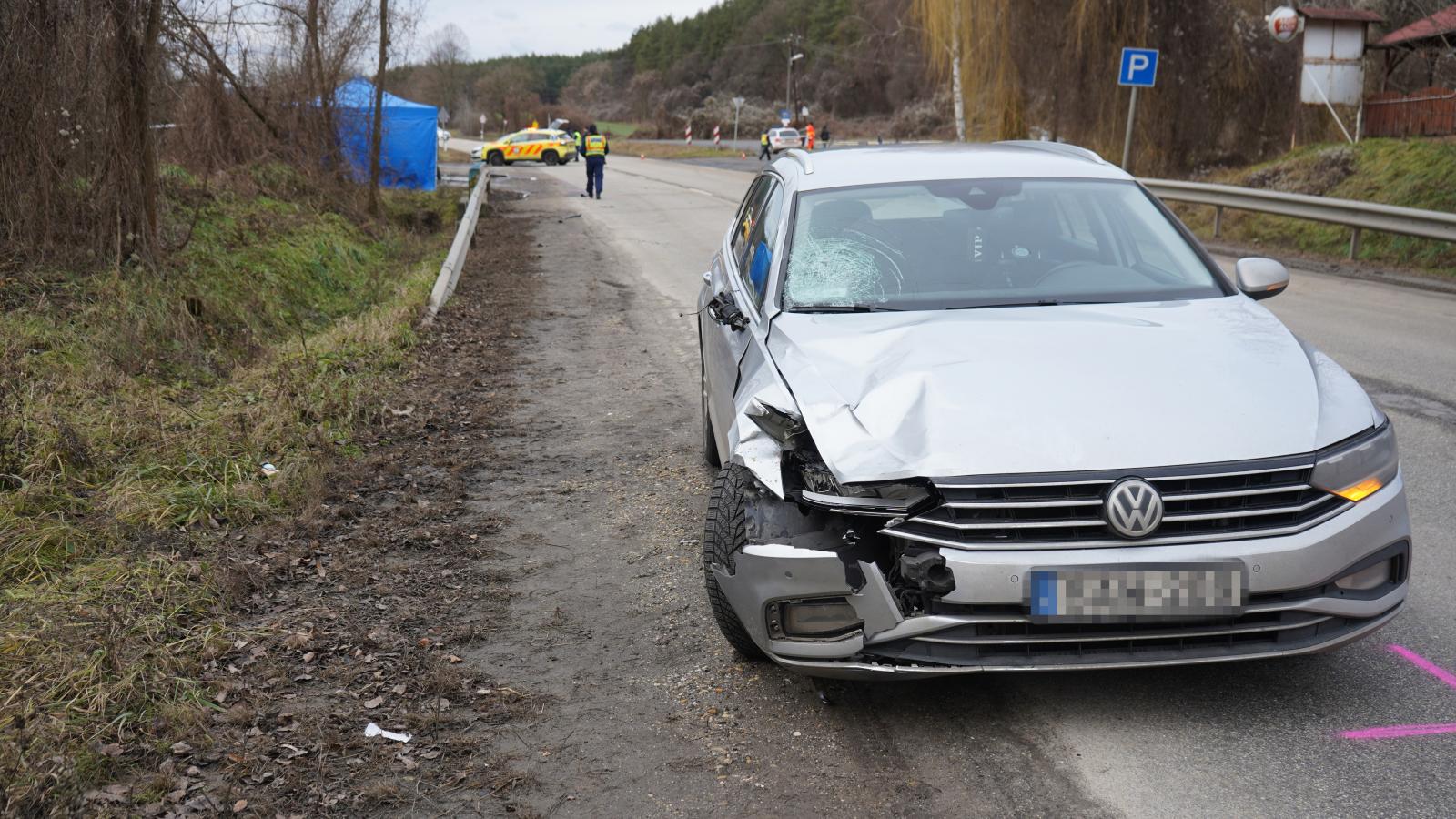 Rendőrök helyszínelnek a 3-as főúton Bagnál, ahol egy személyautó elgázolt egy 27 éves nőt és hároméves gyermekét