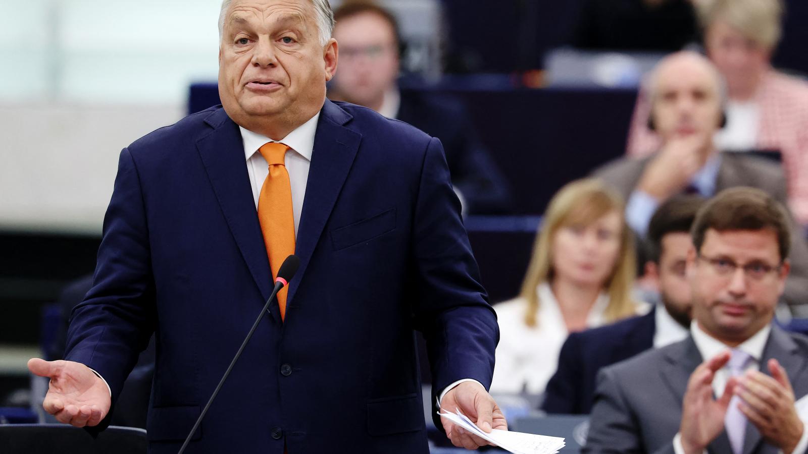 Orbán Viktor az Európai Parlamentben „védekezik”. A kormány szavazói eközben abban bíznak, hogy jövőre is lesz 13. havi nyugdíj