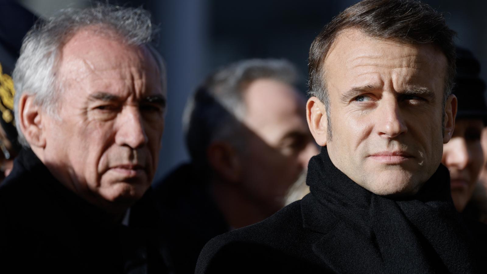 Emmanuel Macron új miniszterelnökének, Francois Bayrou-nak súlyos bizalmi válsággal kell szembenéznie