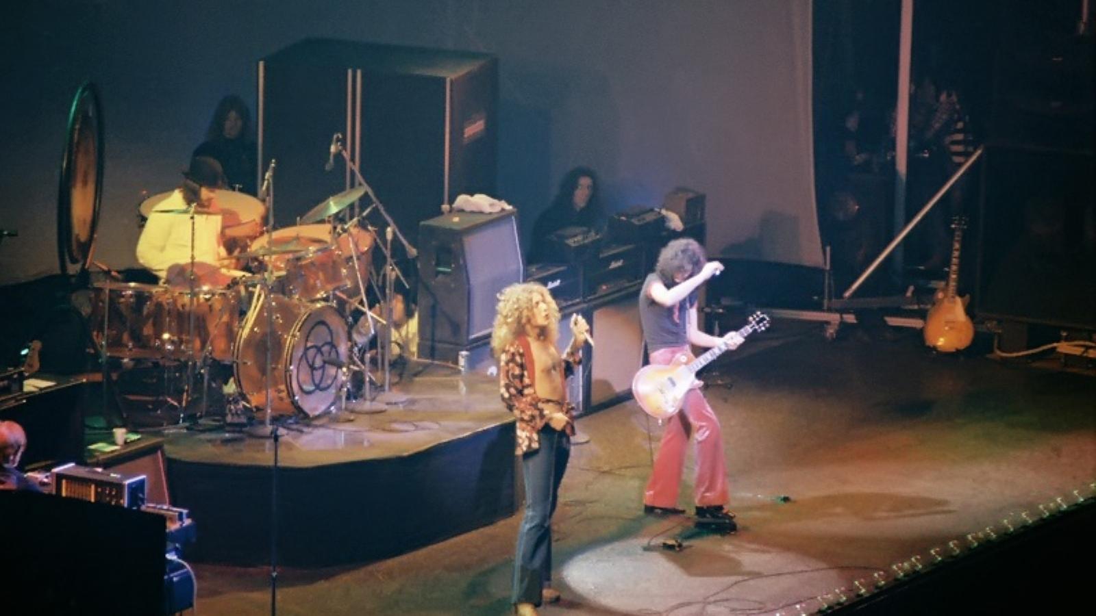 A Led Zeppelin zenekar 1975-ös chicagói koncertje. Ekkor már a Rolling Stonesnál is nagyobb rockattrakciónak tartották a bandát