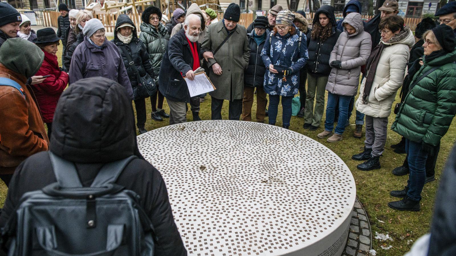 Deák Gábor, a Magyar Zsidó Kulturális Egyesület alapítója a Klauzál téri emlékműnél 