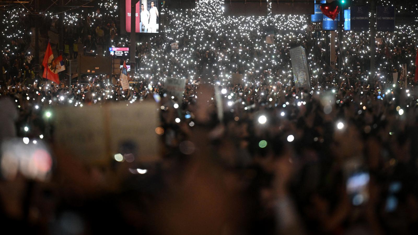 A szerbiai diákok tiltakozó mozgalmához egyre többen csatlakoznak. A szervezők tegnap azt üzenték, a lemondások jók, de nem elégségesek – és főképp megkésettek