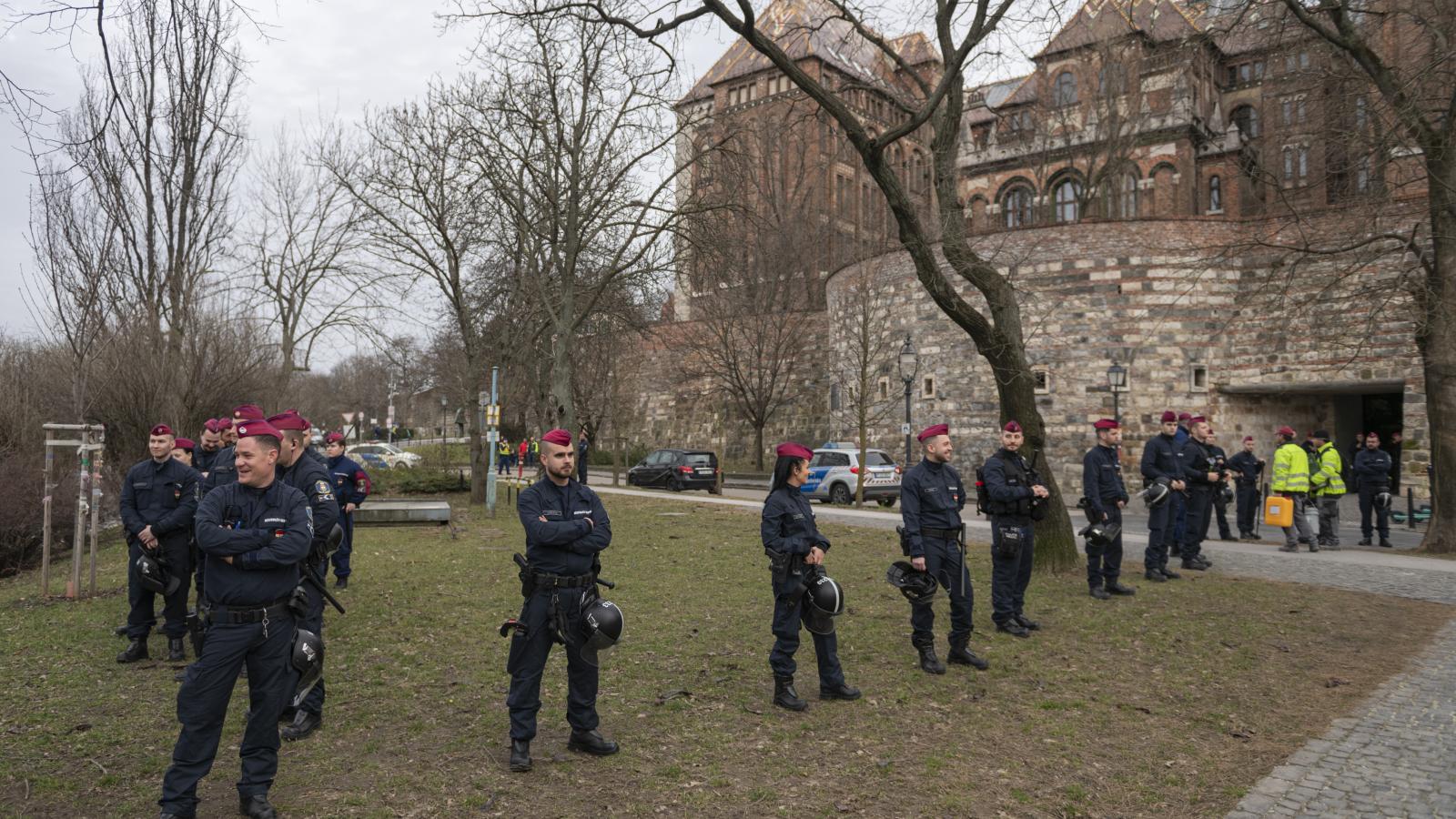 Rendőrsorfal a Budai Várban 2024. február 10-én, a kitörés-napi rendezvények idején 