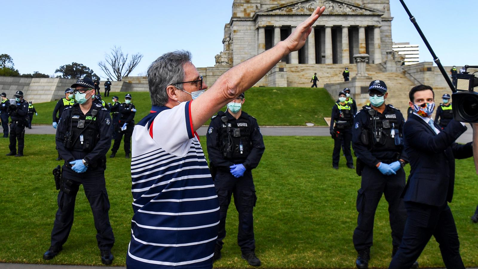 Szélsőjobboldali tüntető Melbourne-ben - Korábbi felvétel 