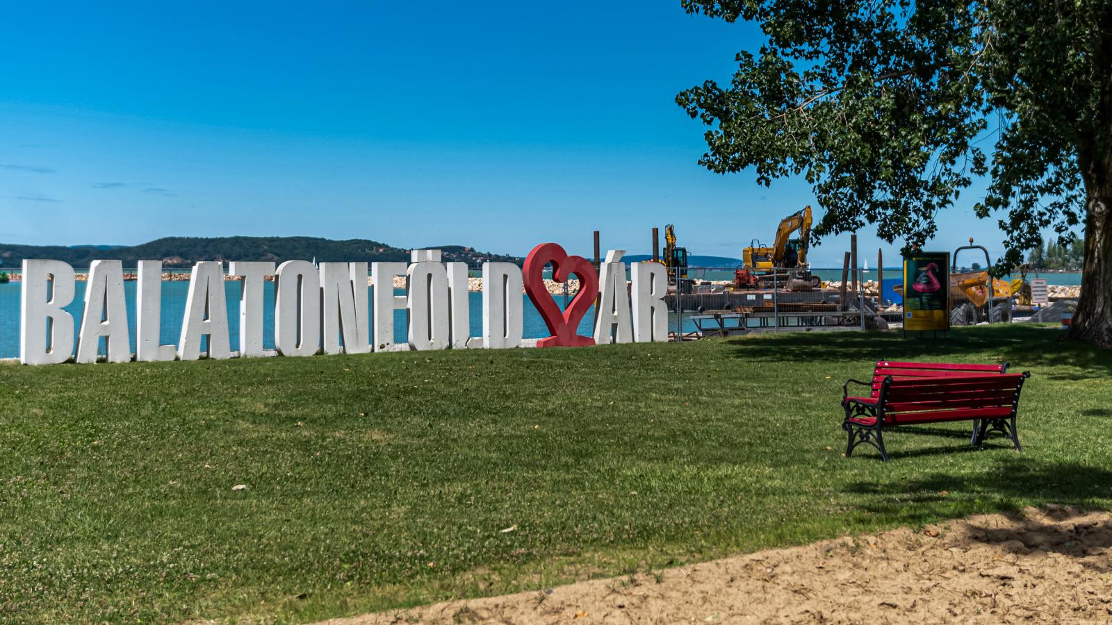 A Kúria és az Alkotmánybíróság is kimondta, hogy nem épülhet kikötő a földvári strandon. Mégis létrehoztak ott egyet, aminek mólóit közlekedő sávként jelölték a kormányrendelethez csatolt térképen. Vagyis a tiltakozók szerint utólag legalizálnak törvénysé