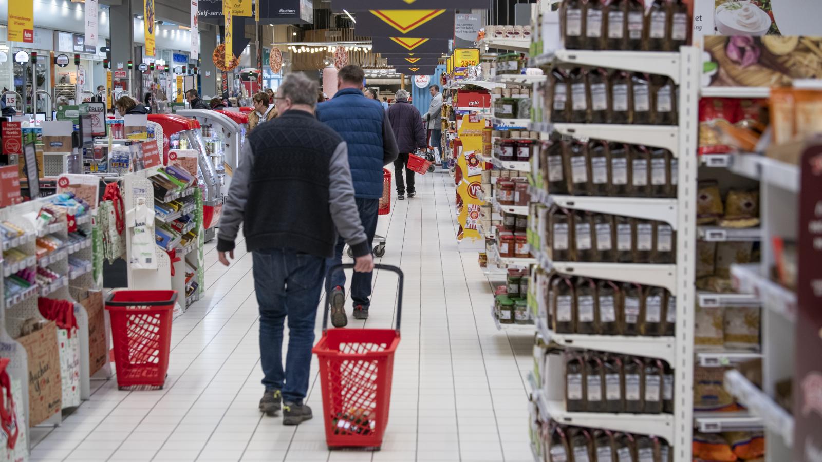  Az emberek a határon túlra mentek a kosarat megtölteni