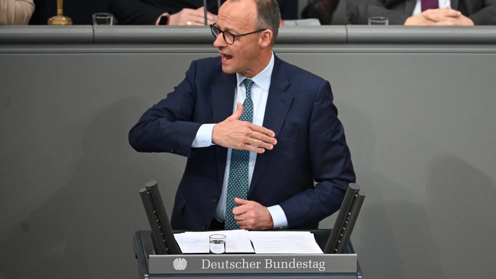 Friedrich Merz felszólal a Bundestagban február 11-én 