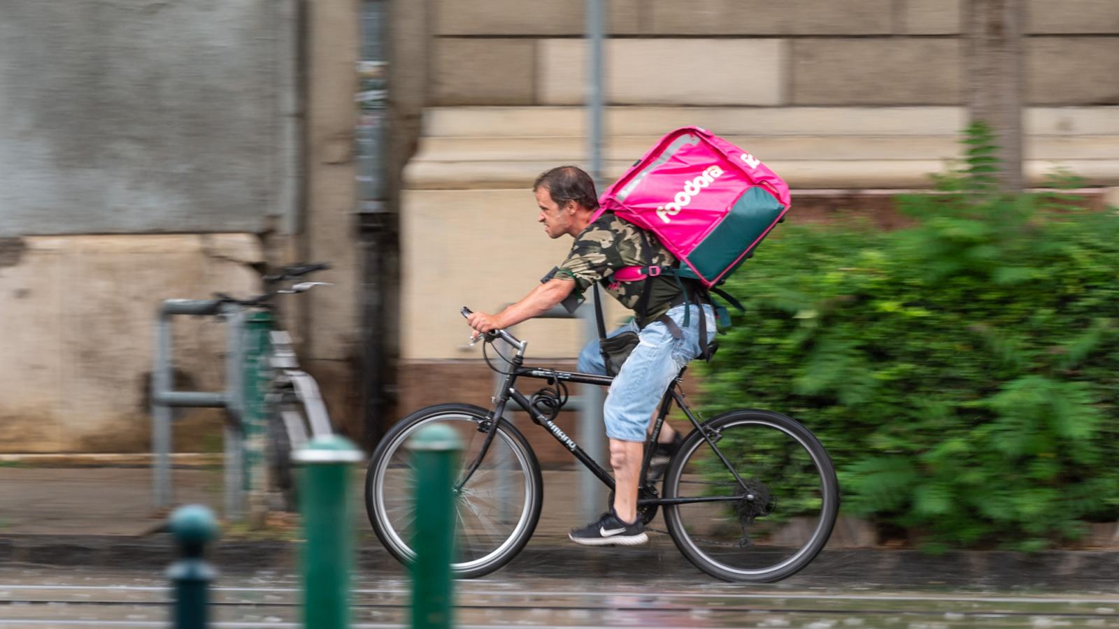 Foodora futár 2024 július 8-án Budapesten. 