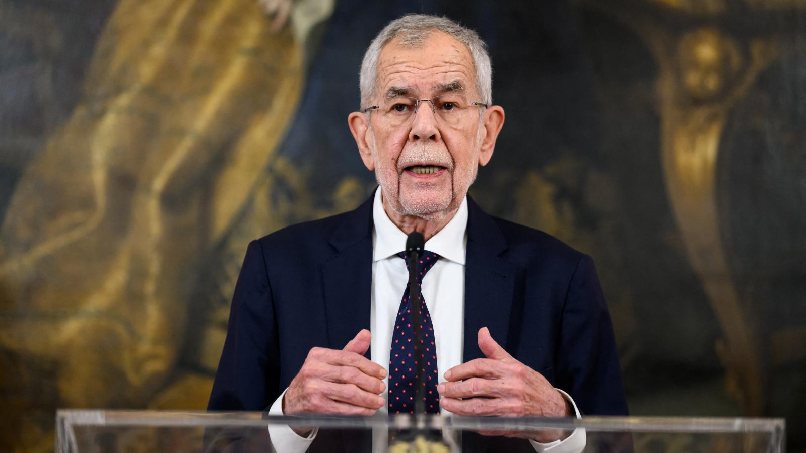 Az utóbbi időben az egyre inkább válságmenedzserként fellépő Van der Bellen elnök került reflektorfénybe