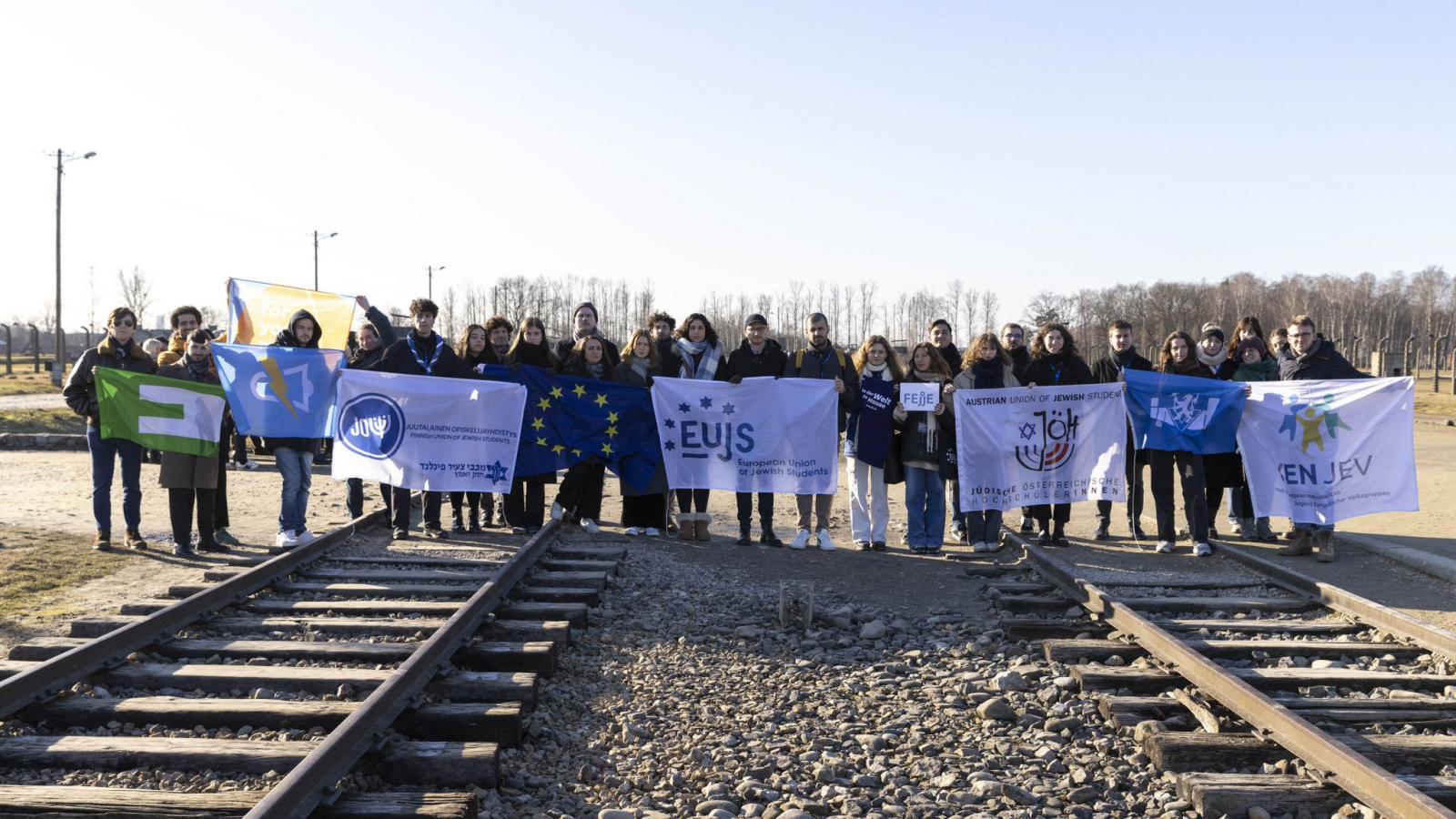 A diákok küldöttsége Auschwitz I és II-Birkenau tábort is meglátogatta, hogy az áldozatokról megemlékezzen