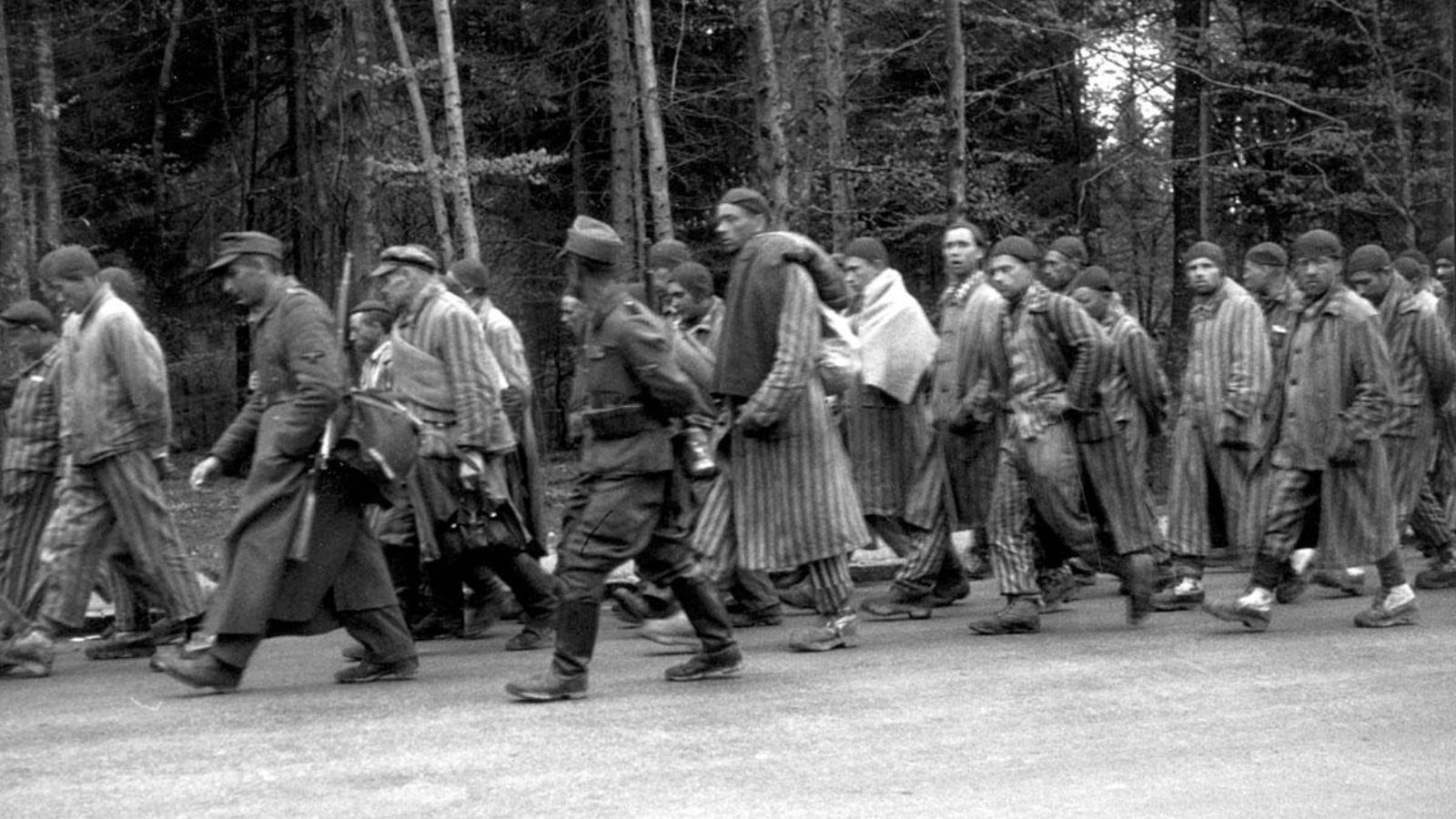 Halálmenet. Galló Olgát és társait gyalog, télvíz idején, csikorgó hidegben hajtották tovább. Amikor a szerző rádöbbent, hogy elfogyott az ereje, kivételes bátorsággal megszökött