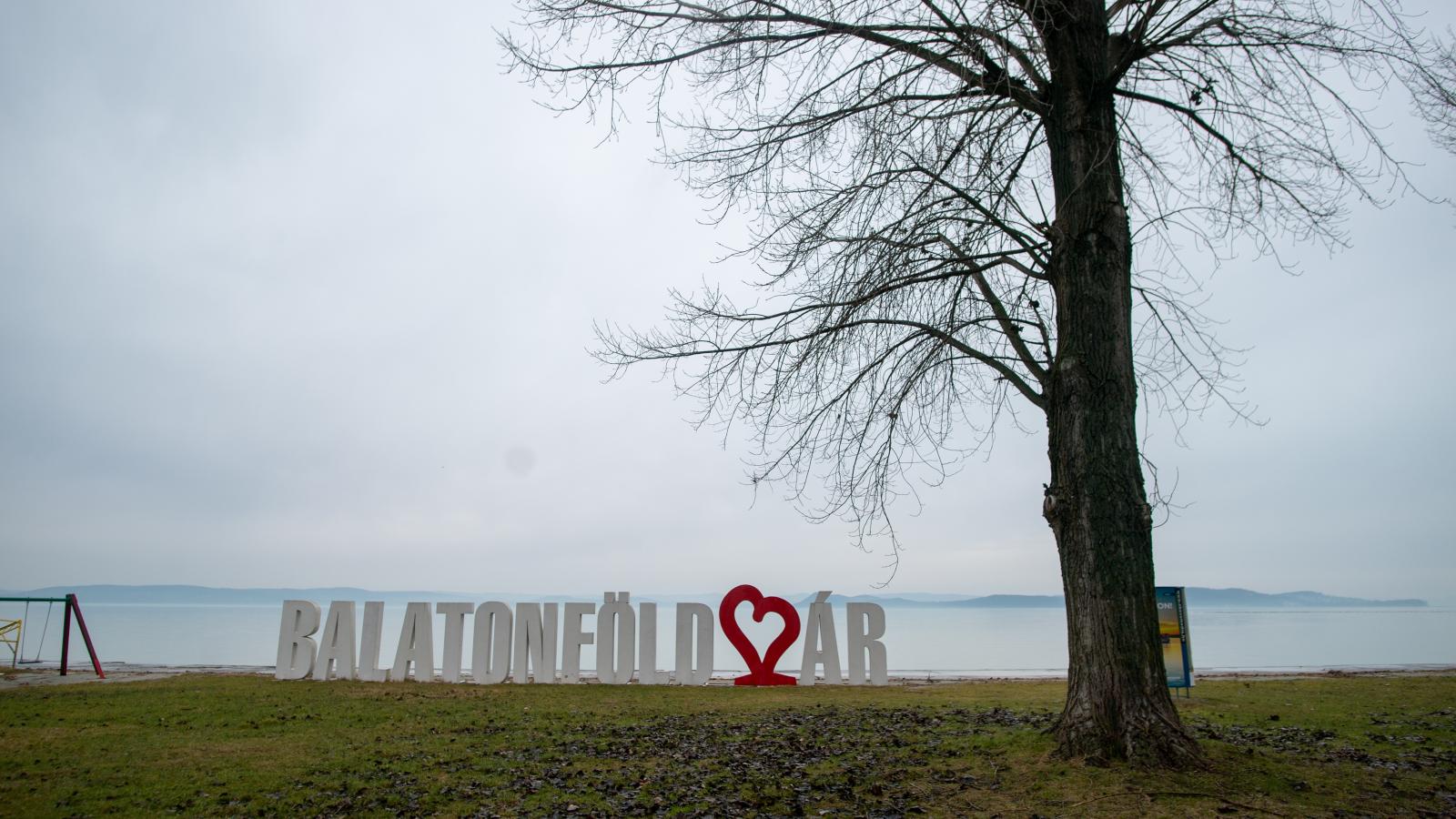 Balatonföldváron furcsa fordulatokat vettek a politikai csatározások