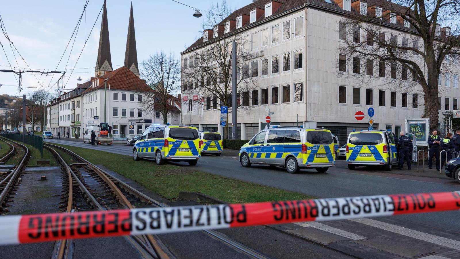 Rendőrök az északnyugat-németországi Bielefeld városában található bíróság épületénél