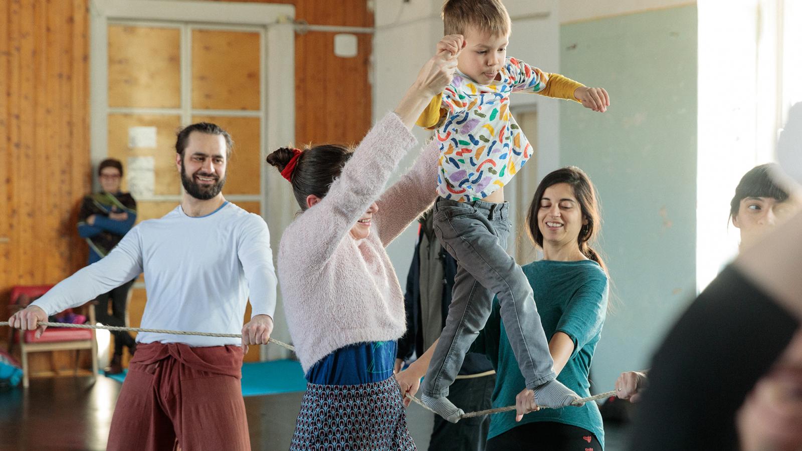 Családi nap a Jurányi Inkubátorházban: zenés-táncos workshop Déri András és Luca Izabella táncművészek vezetésével