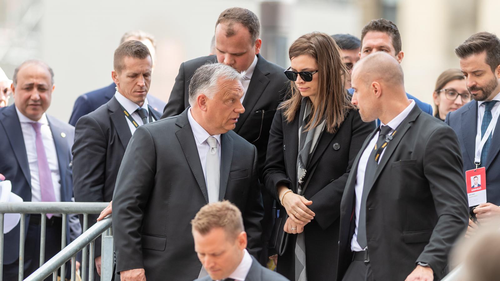 Orbán Viktor és Sára a Kossuth téren 2023-ban. A kormányfő mögött Szokira Tamás, Sára férje 