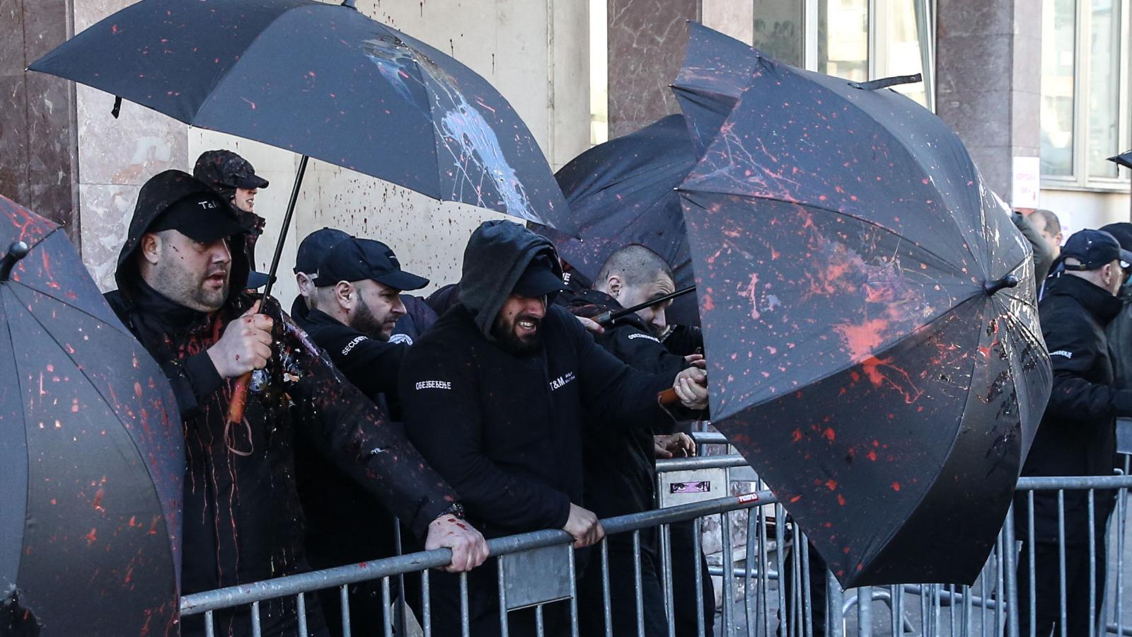 Festékkel dobálták meg a belgrádi városházára érkező politikusokat