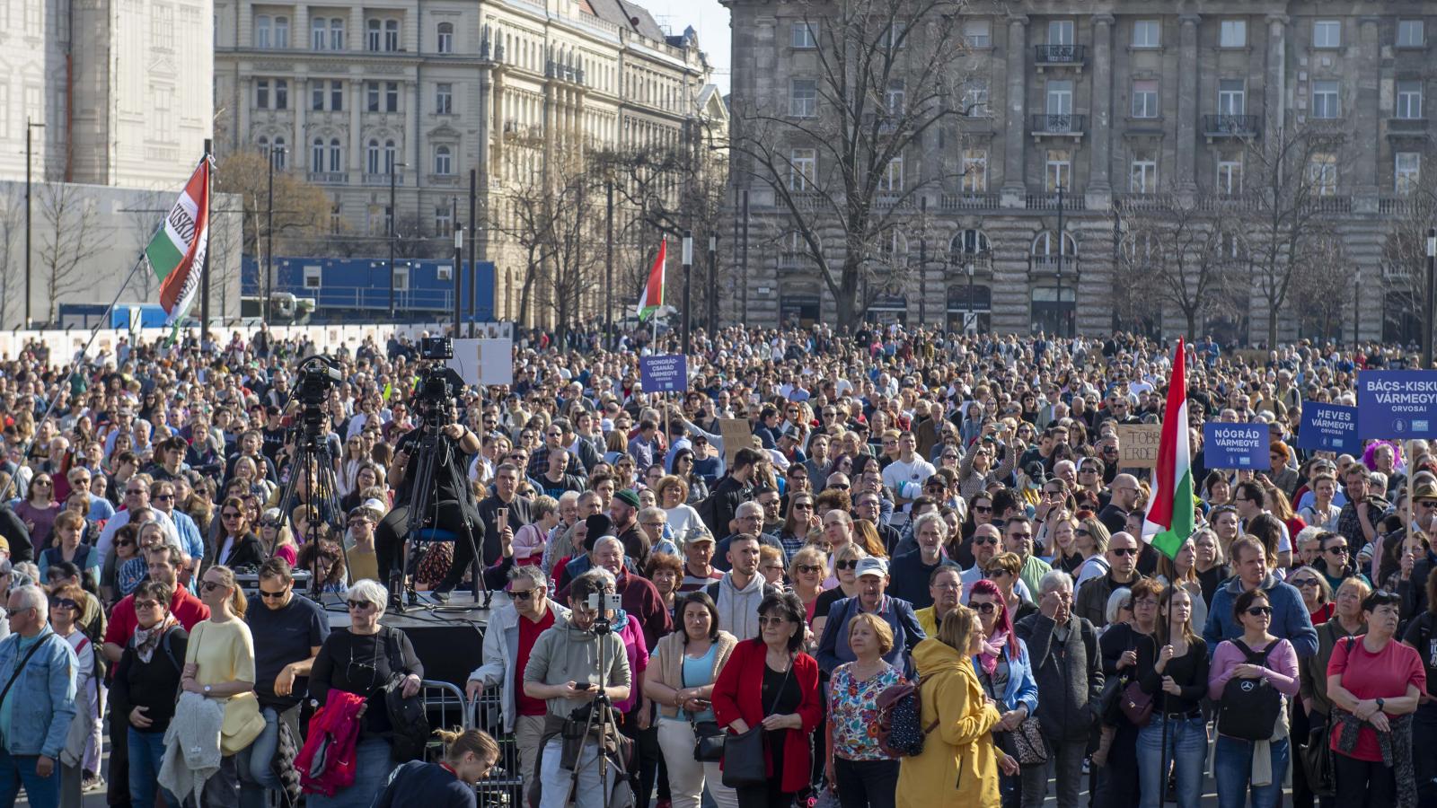 Félelmet keltenek, hogy gondolja meg mindenki, elmehet-e tüntetni