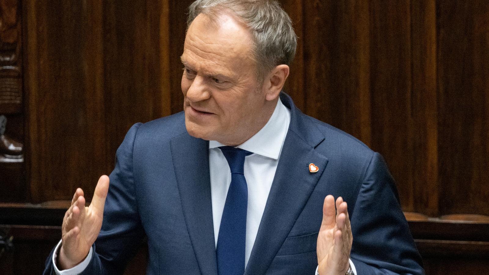 Tusk szerint Lengyelországnak a saját kezébe kell vennie a sorsát