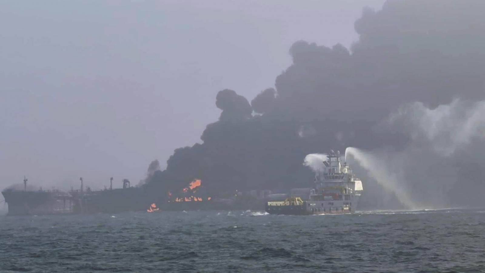 Oltják a lángoló roncsokat, miután összeütközött a Stena Immaculate tartályhajó és a Solong konténerhajó március 10-én 