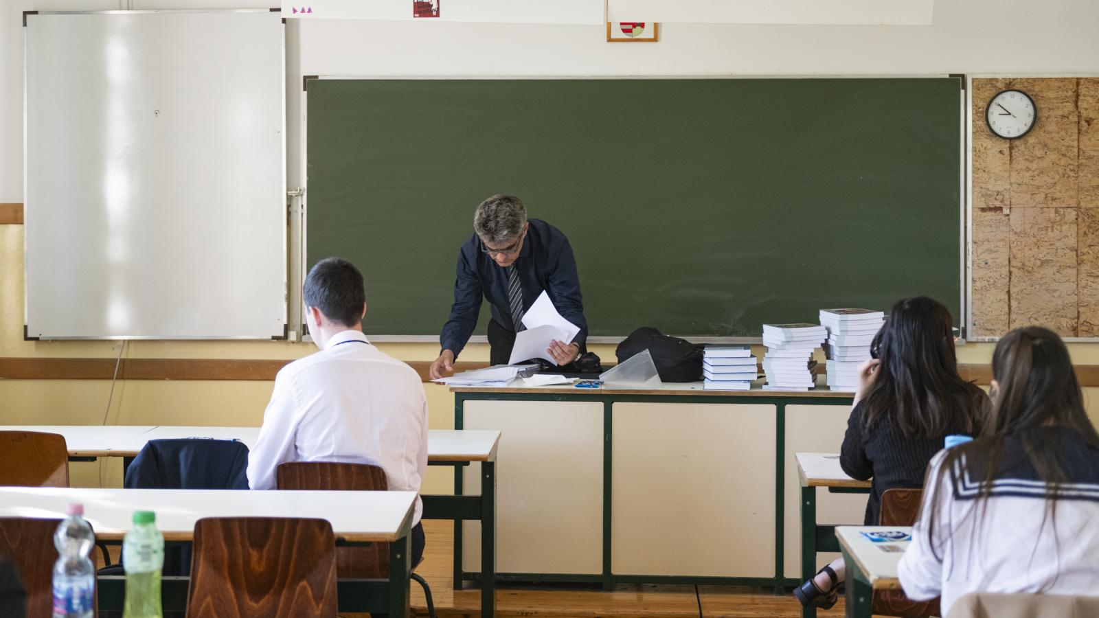 A pedagógusok, különösen az általános és középiskolai tanárok elöregedése évek óta probléma, és egyelőre nem látszik, honnan lesz utánpótlás