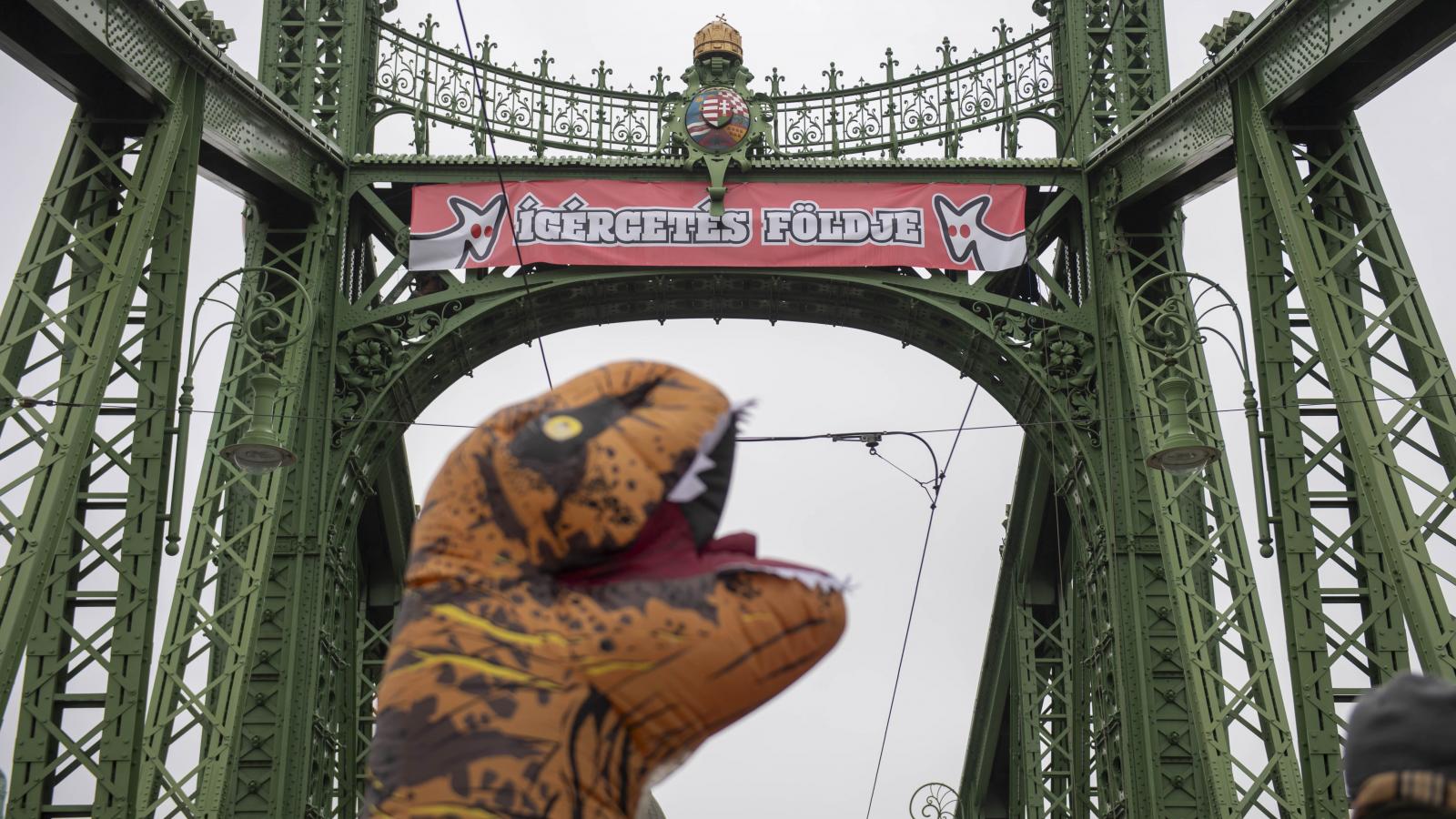 A Magyar Kétfarkú Kutya Párt rendezvénye a Szabadság hídon 