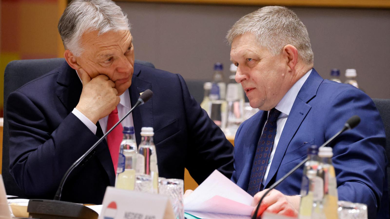 Robert Fico szlovák miniszterelnök minden téren másolja barátja, Orbán Viktor illiberalizmusát