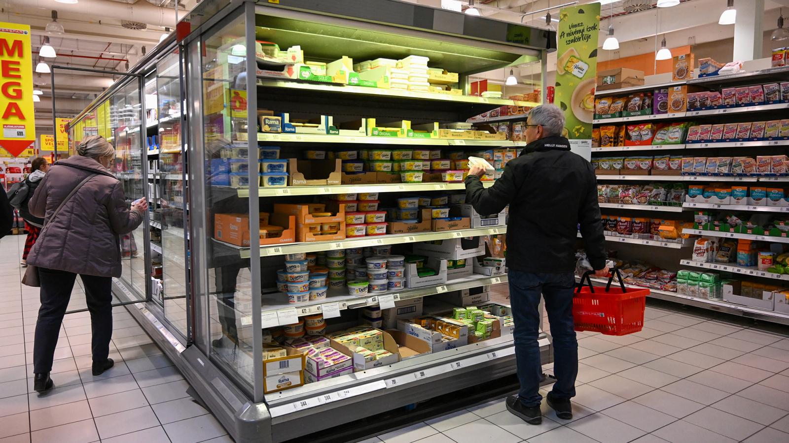 A kiskereskedők igyekeztek nem áthárítani az árrésstop miatti veszteségeiket, mert azt remélik, május végén kivezeti azt a kormány