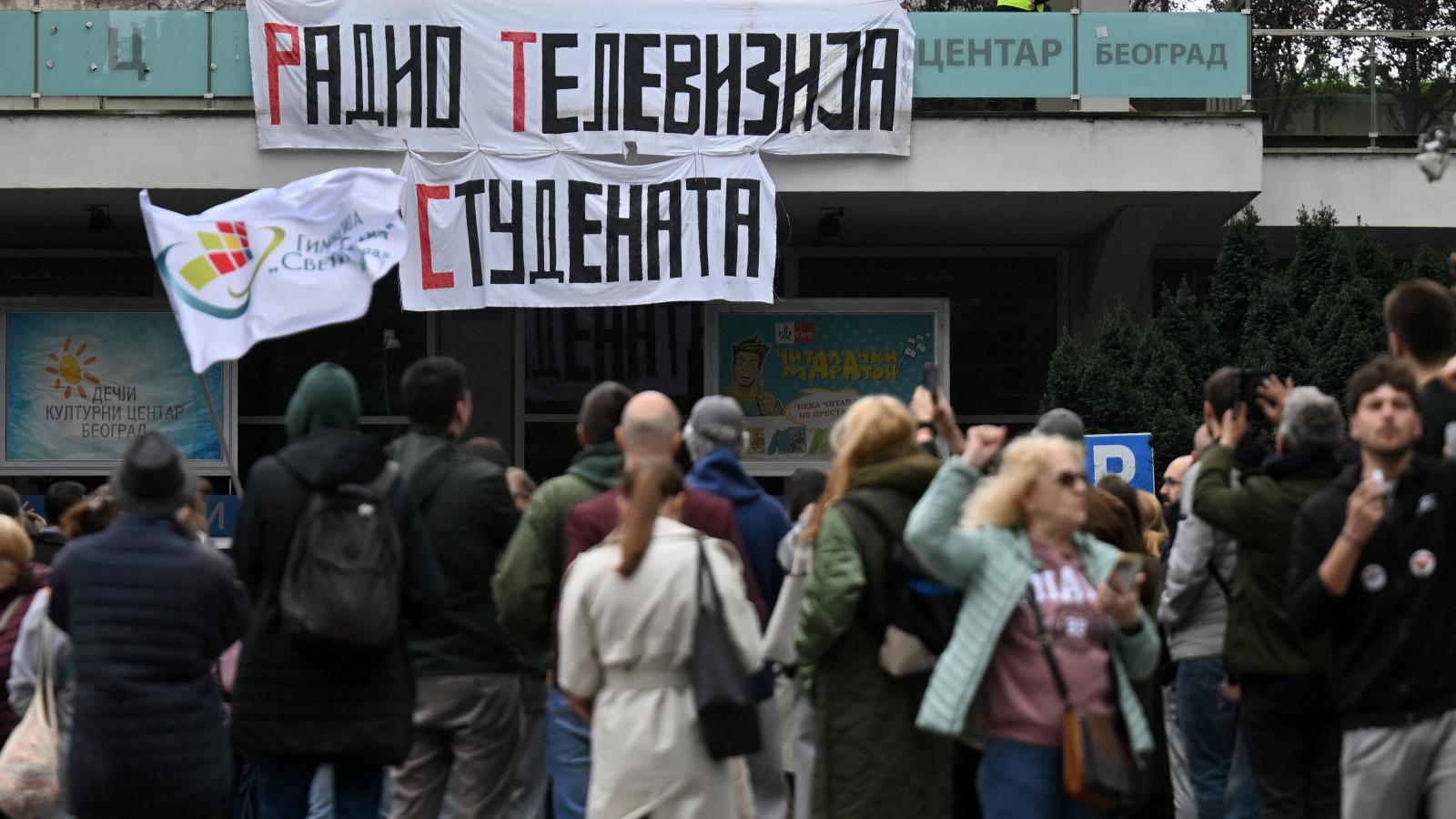 Egyetemisták blokádja a szerb közmédia épületénél 2025. április 15-én. 