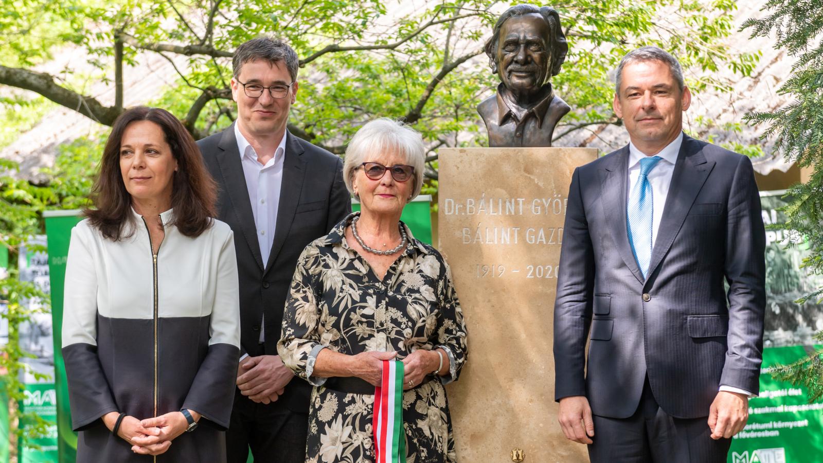 Nyitrainé Dr. Sárdy Diána campus-főigazgató, Récsei Antónia, Bálint György özvegye és Dr. Gyuricza Csaba rektor, Agrár- és Élettudományi Egyetem 
