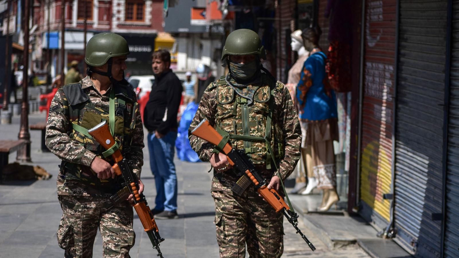 Indiai járőrök a kasmíri Srinagar városában április 29-én 