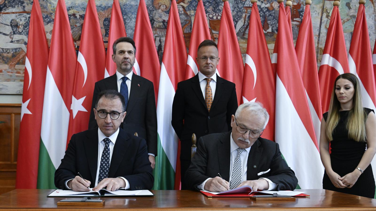 Ahmet Türkoglu, a török TPAO vezérigazgatója és Hernádi Zsolt, a MOL elnök-vezérigazgatója koncessziós szerződést ír alá Alparslan Bayraktar török energetikai miniszter és Szijjártó Péter találkozóján április 30-án 