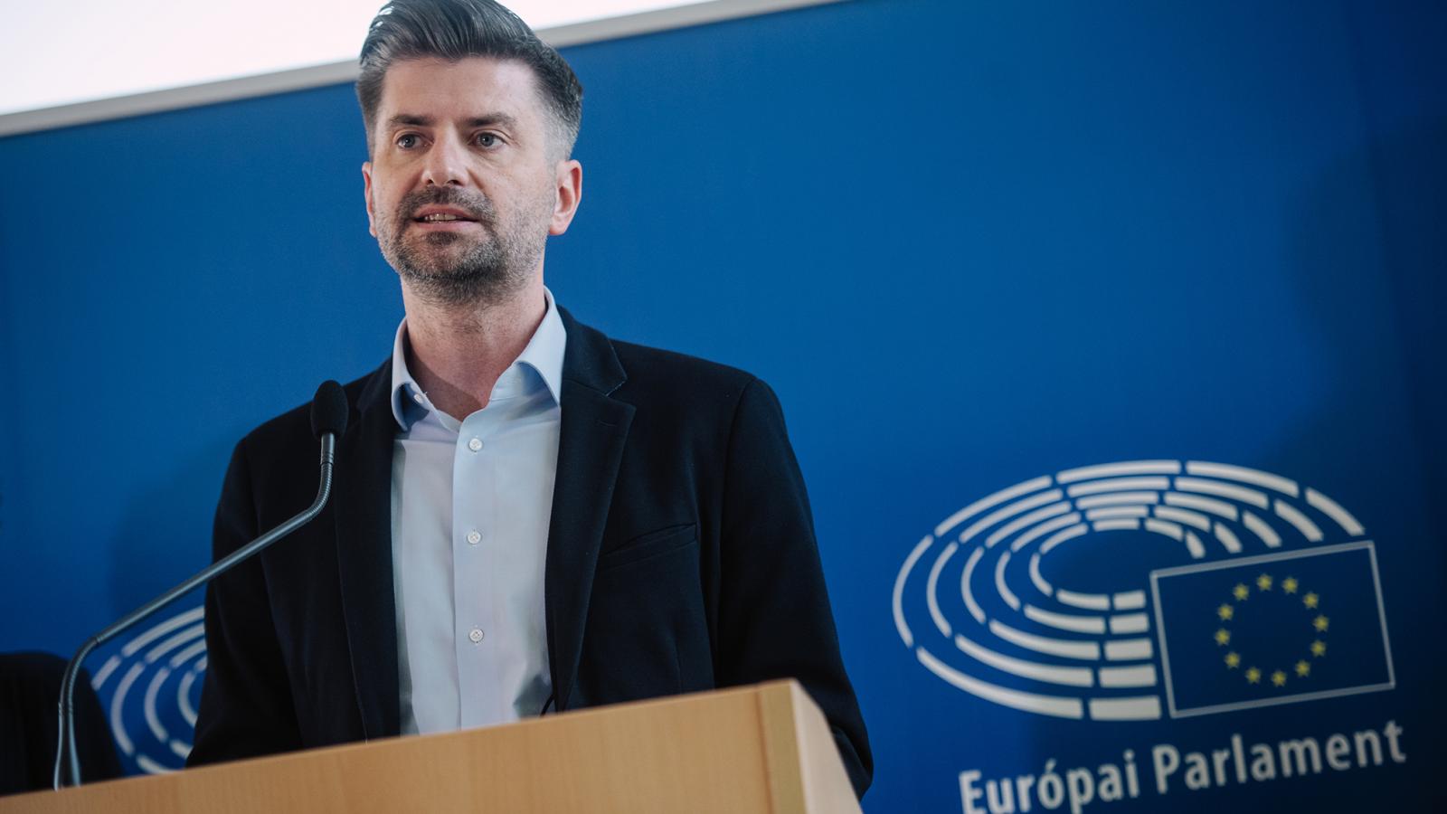 Krzysztof Śmiszek azt mondta lapunknak, Magyarország nagyon messze van az alapvető demokratikus értékektől, az autoriter állam mindenhol jelen van