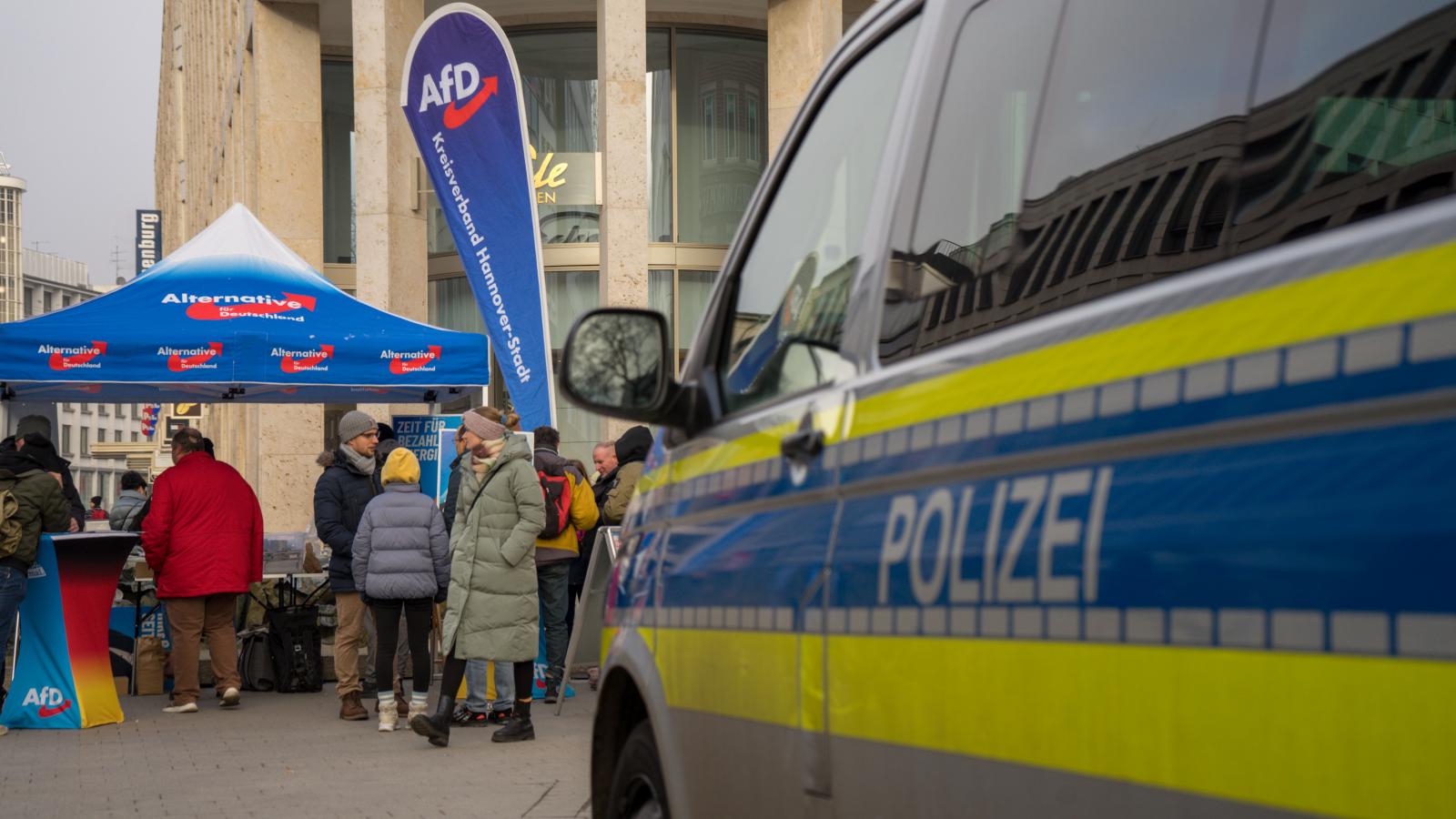 Az AfD kampánystandja 2025 januárjában, Hannoverben. 