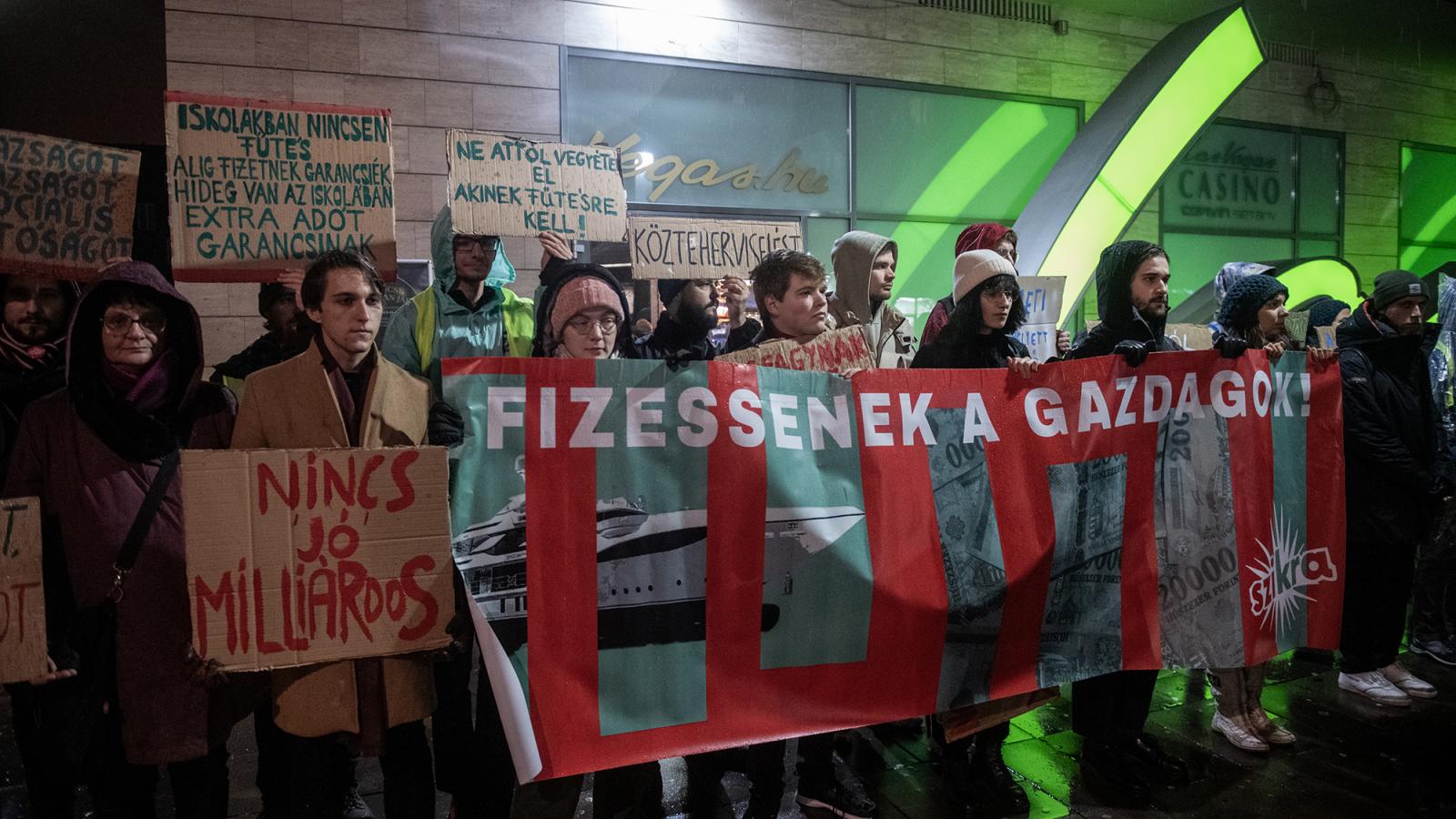 Szikra már van,
láng még nincs.
Fiatal baloldaliak
egy régi követeléssel