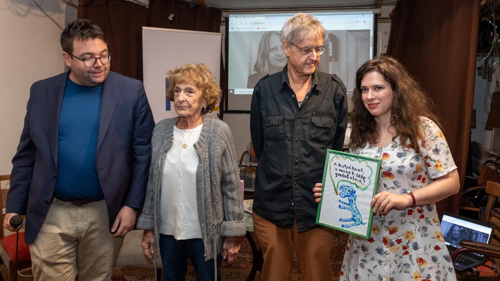 Szegő János, Hazai Éva és Garaczi László a díjazott Simon Bettinával, aki a pénzjutalom mellé egy Hazai Attila-festményt is kapott