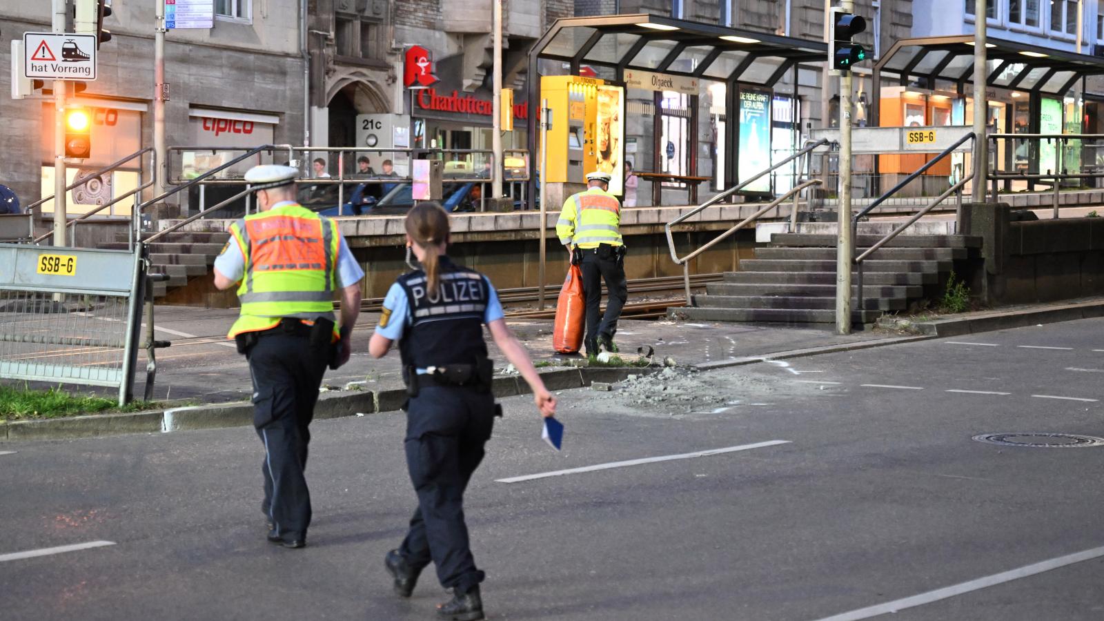 Rendőrök a délnyugat-németországi Stuttgart központjában, ahol emberek közé hajtott egy autó 2025. május 2-án